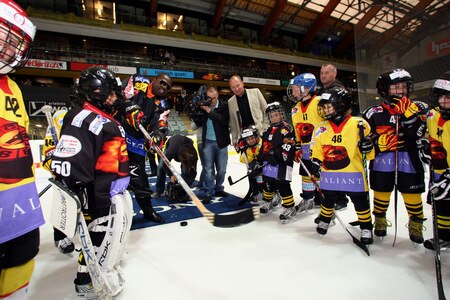 BERN, SWITZERLAND - OCTOBER 23:  Kevin Johnson (C) plays ice hockey with children on the ice of the Post Finance Arena after a news conference October 23, 2009 in Bern, Switzerland. The WBC Heavyweight Championship fight between Vitali Klitschko of Ukraine and Kevin Johnson of the United States will take place at the Finance Arena on December 12, 2009 in Bern, Switzerland.  <br /><br /><span class="help">(Photo by Miguel Villagran/Bongarts/Getty Images)</span>