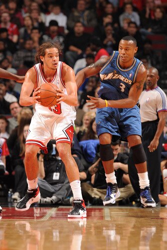 CHICAGO - OCTOBER 23: Joakim Noah #13 of the Chicago Bulls grabs the loose ball as Caron Butler #3 of the Washington Wizards comes up from behind during the NBA preseason game on October 23, 2009 at the United Center in Chicago, Illinois. <br /><br /><span class="help">(Photo by Randy Belice/NBAE via Getty Images)</span>