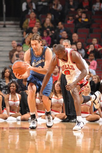 CHICAGO - OCTOBER 23: Luol Deng #9 of the Chicago Bulls tries to swipe the ball from Fabricio Oberto #21 of the Washington Wizards during the NBA preseason game on October 23, 2009 at the United Center in Chicago, Illinois. <br /><br /><span class="help">(Photo by Randy Belice/NBAE via Getty Images)</span>