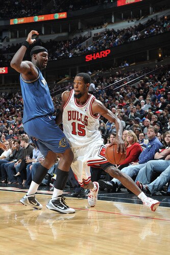 CHICAGO - OCTOBER 23: John Salmons #15 of the Chicago Bulls drives the ball around Andray Blatche #7 of the Washington Wizards during the NBA preseason game on October 23, 2009 at the United Center in Chicago, Illinois. <br /><br /><span class="help">(Photo by Randy Belice/NBAE via Getty Images)</span>