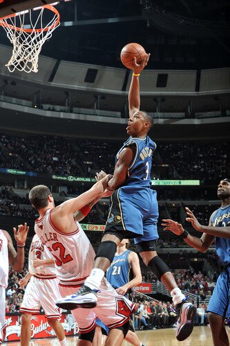 CHICAGO - OCTOBER 23: Caron Butler #3 of the Washington Wizards takes the ball up to the basket over Brad Miller #52 of the Chicago Bulls during the NBA preseason game on October 23, 2009 at the United Center in Chicago, Illinois. <br /><br /><span class="help">(Photo by Randy Belice/NBAE via Getty Images)</span>