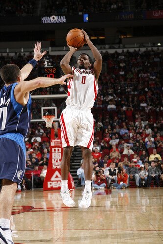 HOUSTON - OCTOBER 23:  Aaron Brooks #0 of the Houston Rockets shoots the ball over Jose Juan Barea #11 of the Dallas Mavericks on October 23, 2009 at the Toyota Center in Houston, Texas. <br /><br /><span class="help">(Photo by Bill Baptist/NBAE via Getty Images)</span>