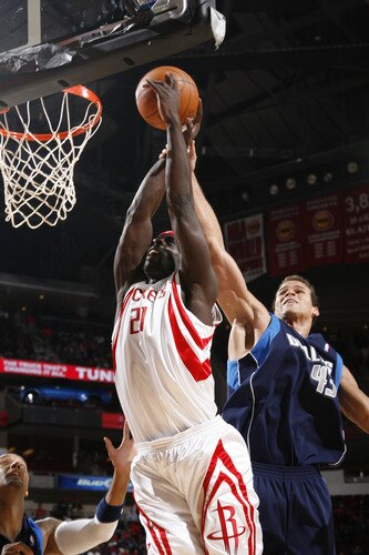 HOUSTON - OCTOBER 23:  Pops Mensah-Bonsu #21 of the Houston Rockets shoots the ball over Kris Humphries #43 of the Dallas Mavericks on October 23, 2009 at the Toyota Center in Houston, Texas. <br /><br /><span class="help">(Photo by Bill Baptist/NBAE via Getty Images)</span>