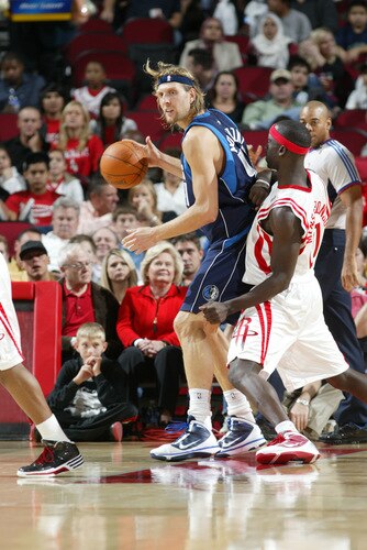 HOUSTON - OCTOBER 23:  Dirk Nowitzki #41 of the Dallas Mavericks drives the ball past Pops Mensah-Bonsu #21 of the Houston Rockets on October 23, 2009 at the Toyota Center in Houston, Texas. <br /><br /><span class="help">(Photo by Bill Baptist/NBAE via Getty Images)</span>