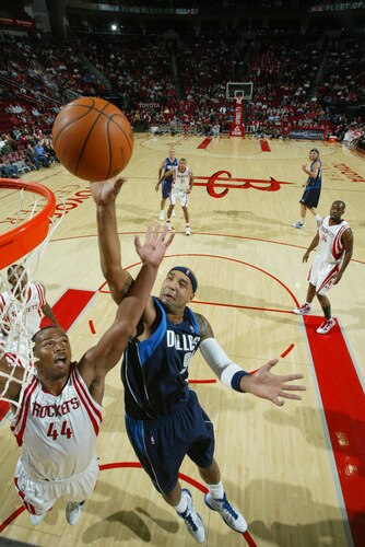 HOUSTON - OCTOBER 23:  Drew Gooden #90 of the Dallas Mavericks shoots the ball over Chuck Hayes #44 of the Houston Rockets on October 23, 2009 at the Toyota Center in Houston, Texas. <br /><br /><span class="help">(Photo by Bill Baptist/NBAE via Getty Images)</span>