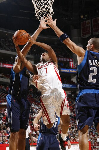 HOUSTON - OCTOBER 23:  Kyle Lowry #7 of the Houston Rockets shoots the ball over Jason Kidd #2 of the Dallas Mavericks on October 23, 2009 at the Toyota Center in Houston, Texas. <br /><br /><span class="help">(Photo by Bill Baptist/NBAE via Getty Images)</span>
