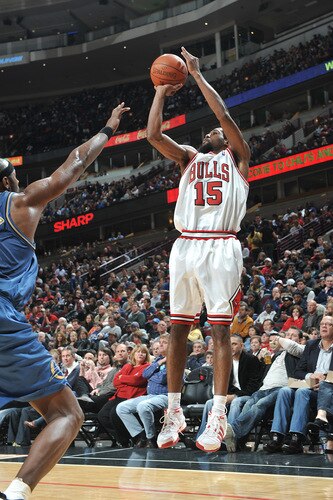 CHICAGO - OCTOBER 23: John Salmons #15 of the Chicago Bulls shoots the ball as Andray Blatche #7 of the Washington Wizards rushes in to block during the NBA preseason game on October 23, 2009 at the United Center in Chicago, Illinois. <br /><br /><span class="help">(Photo by Randy Belice/NBAE via Getty Images)</span>
