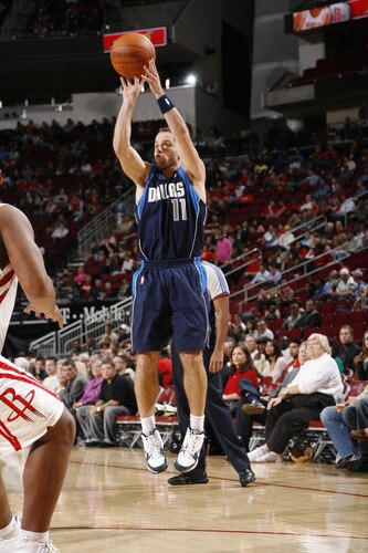 HOUSTON - OCTOBER 23:  Jose Juan Barea #11 of the Dallas Mavericks shoots the ball against the Houston Rockets on October 23, 2009 at the Toyota Center in Houston, Texas. <br /><br /><span class="help">(Photo by Bill Baptist/NBAE via Getty Images)</span>