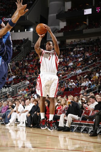 HOUSTON - OCTOBER 23:  Kyle Lowry #7 of the Houston Rockets shoots the ball against the Dallas Mavericks on October 23, 2009 at the Toyota Center in Houston, Texas. <br /><br /><span class="help">(Photo by Bill Baptist/NBAE via Getty Images)</span>