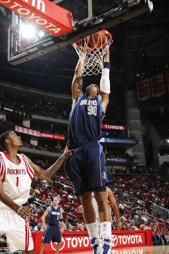 HOUSTON - OCTOBER 23:  Drew Gooden #90 of the Dallas Mavericks shoots the ball over Trevor Ariza #1 of the Houston Rockets on October 23, 2009 at the Toyota Center in Houston, Texas. <br /><br /><span class="help">(Photo by Bill Baptist/NBAE via Getty Images)</span>