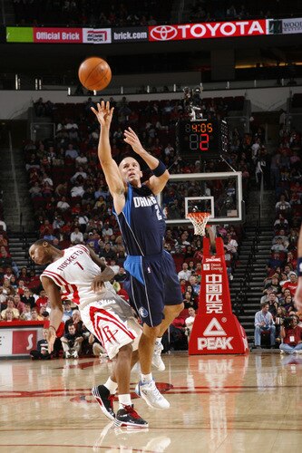 HOUSTON - OCTOBER 23:  Jason Kidd #2 of the Dallas Mavericks shoots the ball over Trevor Ariza #1 of the Houston Rockets on October 23, 2009 at the Toyota Center in Houston, Texas. <br /><br /><span class="help">(Photo by Bill Baptist/NBAE via Getty Images)</span>