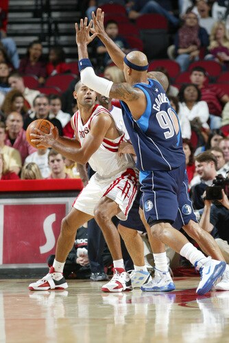 HOUSTON - OCTOBER 23:  Shane Battier #31 of the Houston Rockets drives the ball past Drew Gooden #90 of the Dallas Mavericks on October 23, 2009 at the Toyota Center in Houston, Texas. <br /><br /><span class="help">(Photo by Bill Baptist/NBAE via Getty Images)</span>