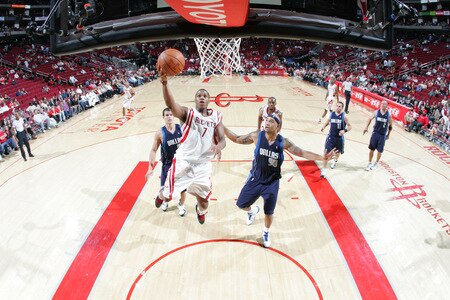HOUSTON - OCTOBER 23:  Kyle Lowry #7 of the Houston Rockets shoots the ball over Drew Gooden #90 of the Dallas Mavericks on October 23, 2009 at the Toyota Center in Houston, Texas. <br /><br /><span class="help">(Photo by Bill Baptist/NBAE via Getty Images)</span>