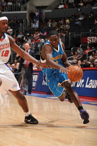 LOS ANGELES - OCTOBER 23: Darren Collison #2 of the New Orleans Hornets drives to the basket against Al Thornton #12 of the Los Angeles Clippers at Staples Center on October 23, 2009 in Los Angeles, California. <br /><br /><span class="help">(Photo by Noah Graham/NBAE via Getty Images)</span>