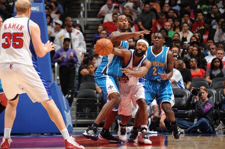 LOS ANGELES - OCTOBER 23: Baron Davis #1 of the Los Angeles Clippers is swarmed by Hilton Armstrong #12 and Darren Collison #2 of the New Orleans Hornets at Staples Center on October 23, 2009 in Los Angeles, California. <br /><br /><span class="help">(Photo by Noah Graham/NBAE via Getty Images)</span>
