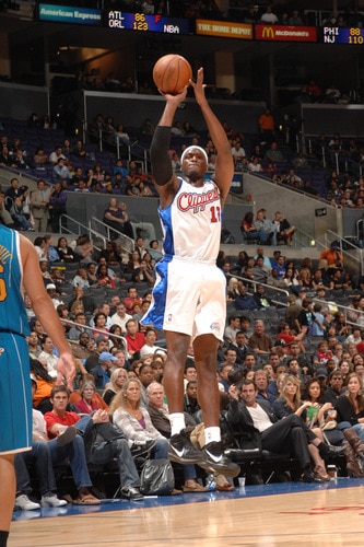 LOS ANGELES - OCTOBER 23: Al Thornton #12 of the Los Angeles Clippers shoots during a game against the New Orleans Hornets at Staples Center on October 23, 2009 in Los Angeles, California. <br /><br /><span class="help">(Photo by Noah Graham/NBAE via Getty Images)</span>