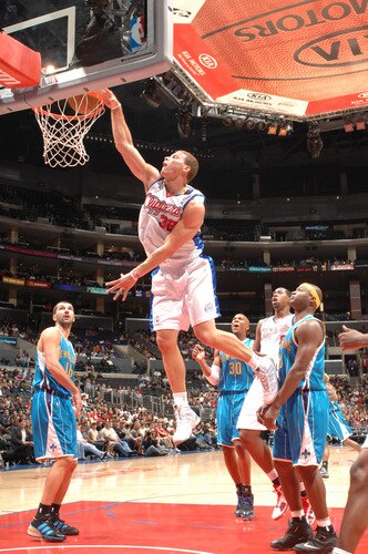 LOS ANGELES - OCTOBER 23: Blake Griffin #32 of the Los Angeles Clippers dunks during a game against the New Orleans Hornets at Staples Center on October 23, 2009 in Los Angeles, California. <br /><br /><span class="help">(Photo by Noah Graham/NBAE via Getty Images)</span>