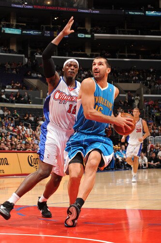 LOS ANGELES - OCTOBER 23:  Peja Stojakovic #16 of the New Orleans Hornets makes his way to the basket against Al Thornton #12 of the Los Angeles Clippers at Staples Center on October 23, 2009 in Los Angeles, California. <br /><br /><span class="help">(Photo by Noah Graham/NBAE via Getty Images)</span>