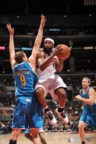 LOS ANGELES - OCTOBER 23:  Baron Davis #1 of the Los Angeles Clippers goes to the basket against Darius Songaila #9 of the New Orleans Hornets at Staples Center on October 23, 2009 in Los Angeles, California. <br /><br /><span class="help">(Photo by Noah Graham/NBAE via Getty Images)</span>