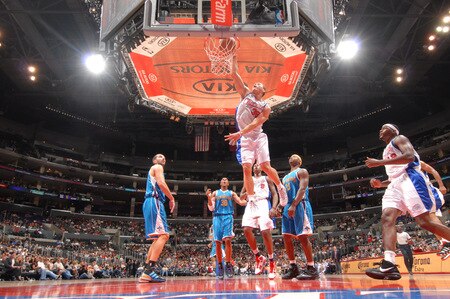 LOS ANGELES - OCTOBER 23:  Blake Griffin #32 of the Los Angeles Clippers dunks during a game against the New Orleans Hornets at Staples Center on October 23, 2009 in Los Angeles, California. <br /><br /><span class="help">(Photo by Noah Graham/NBAE via Getty Images)</span>