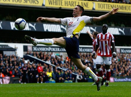 LONDON, ENGLAND - OCTOBER 24:  Robbie Keane of Tottenham Hotspur attempts a shot a goal during the Barclays Premier League match between Tottenham Hotspur and Stoke City at White Hart Lane on October 24, 2009 in London, England.  <br /><br /><span class="help">(Photo by Clive Rose/Getty Images)</span>
