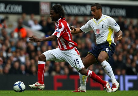 LONDON, ENGLAND - OCTOBER 24:  Salif Diao of Stoke City is challenged by Tom Huddlestone of Tottenham Hotspur during the Barclays Premier League match between Tottenham Hotspur and Stoke City at White Hart Lane on October 24, 2009 in London, England.  <br /><br /><span class="help">(Photo by Clive Rose/Getty Images)</span>