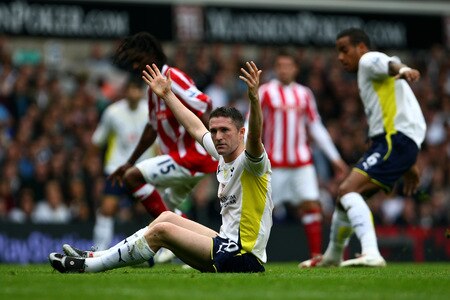 LONDON, ENGLAND - OCTOBER 24:  Robbie Keane of Tottenham Hotspur reacts after being tackled during the Barclays Premier League match between Tottenham Hotspur and Stoke City at White Hart Lane on October 24, 2009 in London, England.  <br /><br /><span class="help">(Photo by Clive Rose/Getty Images)</span>