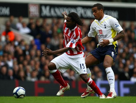 LONDON, ENGLAND - OCTOBER 24:  Salif Diao of Stoke City is challenged by Tom Huddlestone of Tottenham Hotspur during the Barclays Premier League match between Tottenham Hotspur and Stoke City at White Hart Lane on October 24, 2009 in London, England.  <br /><br /><span class="help">(Photo by Clive Rose/Getty Images)</span>