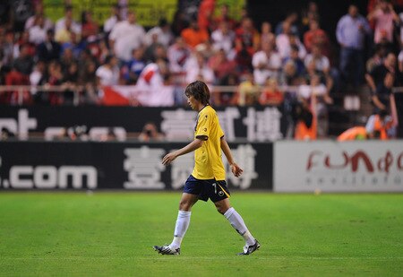 SEVILLE, SPAIN - OCTOBER 24:  (EMBARGOED FOR PUBLICATION IN ALL JAPANESE MEDIA UNTIL 48 HOURS AFTER CREATE DATE AND TIME) Shunsuke Nakamura (R) of RCD Espanyol is substituted during the La Liga match between Espanyol and Sevilla at Estadio Ramon Sanchez Pizjuan on October 24, 2009 in Seville, Spain.  <br /><br /><span class="help">(Photo by Denis Doyle/Getty Images)</span>