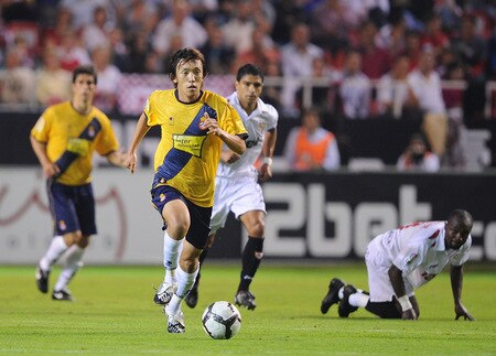 SEVILLE, SPAIN - OCTOBER 24:  (EMBARGOED FOR PUBLICATION IN ALL JAPANESE MEDIA UNTIL 48 HOURS AFTER CREATE DATE AND TIME) Shunsuke Nakamura (L) of RCD Espanyol runs with the ball  during the La Liga match between Espanyol and Sevilla at Estadio Ramon Sanchez Pizjuan on October 24, 2009 in Seville, Spain.  <br /><br /><span class="help">(Photo by Denis Doyle/Getty Images)</span>