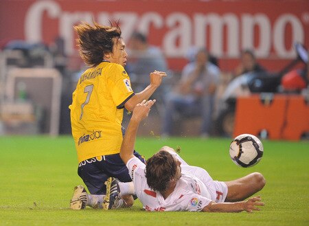 SEVILLE, SPAIN - OCTOBER 24: (EMBARGOED FOR PUBLICATION IN ALL JAPANESE MEDIA UNTIL 48 HOURS AFTER CREATE DATE AND TIME) Shunsuke Nakamura (L) of RCD Espanyol is tackled by a Sevilla player during the La Liga match between Espanyol and Sevilla at Estadio Ramon Sanchez Pizjuan on October 24, 2009 in Seville, Spain. <br /><br /><span class="help">(Photo by Denis Doyle/Getty Images)</span>
