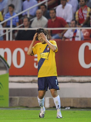 SEVILLE, SPAIN - OCTOBER 24:  (EMBARGOED FOR PUBLICATION IN ALL JAPANESE MEDIA UNTIL 48 HOURS AFTER CREATE DATE AND TIME) Shunsuke Nakamura of RCD Espanyol reacts during the La Liga match between Espanyol and Sevilla at Estadio Ramon Sanchez Pizjuan on October 24, 2009 in Seville, Spain.  <br /><br /><span class="help">(Photo by Denis Doyle/Getty Images)</span>