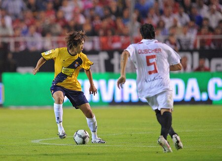SEVILLE, SPAIN - OCTOBER 24:  (EMBARGOED FOR PUBLICATION IN ALL JAPANESE MEDIA UNTIL 48 HOURS AFTER CREATE DATE AND TIME) Shunsuke Nakamura (L) of RCD Espanyol is challenged by Aldo Duscher of Sevilla during the La Liga match between Espanyol and Sevilla at Estadio Ramon Sanchez Pizjuan on October 24, 2009 in Seville, Spain.  <br /><br /><span class="help">(Photo by Denis Doyle/Getty Images)</span>