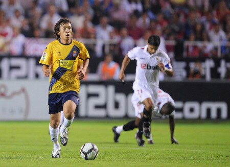 SEVILLE, SPAIN - OCTOBER 24:  (EMBARGOED FOR PUBLICATION IN ALL JAPANESE MEDIA UNTIL 48 HOURS AFTER CREATE DATE AND TIME) Shunsuke Nakamura (L) of RCD Espanyol runs with the ball  during the La Liga match between Espanyol and Sevilla at Estadio Ramon Sanchez Pizjuan on October 24, 2009 in Seville, Spain.  <br /><br /><span class="help">(Photo by Denis Doyle/Getty Images)</span>