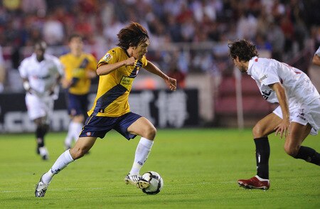 SEVILLE, SPAIN - OCTOBER 24:  (EMBARGOED FOR PUBLICATION IN ALL JAPANESE MEDIA UNTIL 48 HOURS AFTER CREATE DATE AND TIME) Shunsuke Nakamura (L) of RCD Espanyol takes on a Sevilla player during the La Liga match between Espanyol and Sevilla at Estadio Ramon Sanchez Pizjuan on October 24, 2009 in Seville, Spain.  <br /><br /><span class="help">(Photo by Denis Doyle/Getty Images)</span>