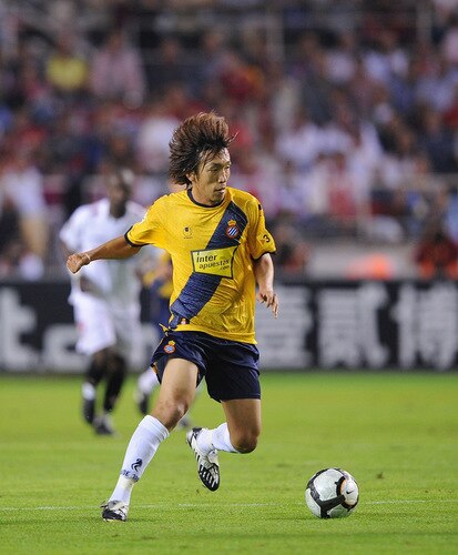 SEVILLE, SPAIN - OCTOBER 24:  (EMBARGOED FOR PUBLICATION IN ALL JAPANESE MEDIA UNTIL 48 HOURS AFTER CREATE DATE AND TIME) Shunsuke Nakamura (R) of RCD Espanyol in action during the La Liga match between Espanyol and Sevilla at Estadio Ramon Sanchez Pizjuan on October 24, 2009 in Seville, Spain.  <br /><br /><span class="help">(Photo by Denis Doyle/Getty Images)</span>