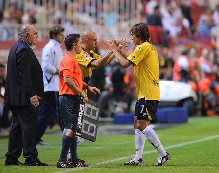 SEVILLE, SPAIN - OCTOBER 24: (EMBARGOED FOR PUBLICATION IN ALL JAPANESE MEDIA UNTIL 48 HOURS AFTER CREATE DATE AND TIME) Shunsuke Nakamura (R) of RCD Espanyol is substituted by Ivan de la Pena during the La Liga match between Espanyol and Sevilla at Estadio Ramon Sanchez Pizjuan on October 24, 2009 in Seville, Spain. <br /><br /><span class="help">(Photo by Denis Doyle/Getty Images)</span>