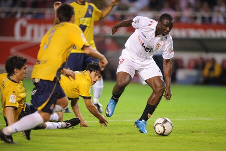 SEVILLE, SPAIN - OCTOBER 24:  Arouna Kone (R) of Sevilla breaks through the RCD Espanyol defense during the La Liga match between Espanyol and Sevilla at Estadio Ramon Sanchez Pizjuan on October 24, 2009 in Seville, Spain.  <br /><br /><span class="help">(Photo by Denis Doyle/Getty Images)</span>