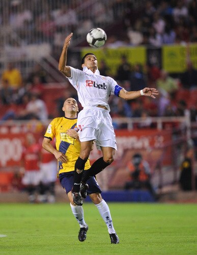 SEVILLE, SPAIN - OCTOBER 24:  Renato Dirnei (L) of Sevilla heads the ball ahead of Ivan de la Pena of RCD Espanyol during the La Liga match between Espanyol and Sevilla at Estadio Ramon Sanchez Pizjuan on October 24, 2009 in Seville, Spain.  <br /><br /><span class="help">(Photo by Denis Doyle/Getty Images)</span>