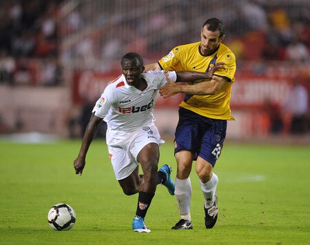 SEVILLE, SPAIN - OCTOBER 24:  Arouna Kone (L) of Sevilla is tackled by Moises Hurtado of RCD Espanyol defense during the La Liga match between Espanyol and Sevilla at Estadio Ramon Sanchez Pizjuan on October 24, 2009 in Seville, Spain.  <br /><br /><span class="help">(Photo by Denis Doyle/Getty Images)</span>
