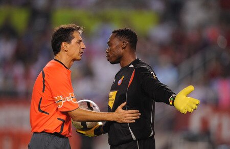 SEVILLE, SPAIN - OCTOBER 24:  Referee Javier Turienzo (L) has a word with Carlos Kemeni  of RCD Espanyol during the La Liga match between Espanyol and Sevilla at Estadio Ramon Sanchez Pizjuan on October 24, 2009 in Seville, Spain.  <br /><br /><span class="help">(Photo by Denis Doyle/Getty Images)</span>