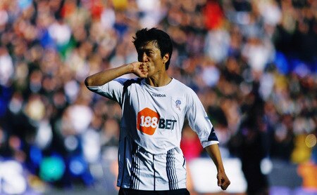 BOLTON, ENGLAND - OCTOBER 25:  Chung -Yong Lee of Bolton Wanderers celebrates after scoring during the Barclays Premier League match between Bolton Wanderers and Everton at Reebok Stadium on October 25, 2009 in Bolton, England.  <br /><br /><span class="help">(Photo by Jeff J Mitchell/Getty Images)</span>