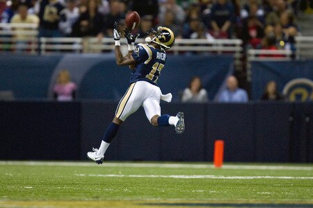 ST. LOUIS, MO - OCTOBER 25: Donnie Avery #17 of the St. Louis Rams hauls in a pass against the Indianapolis Colts at the Edward Jones Dome on October 25, 2009 in St. Louis, Missouri.  <br /><br /><span class="help">(Photo by Dilip Vishwanat/Getty Images)</span>