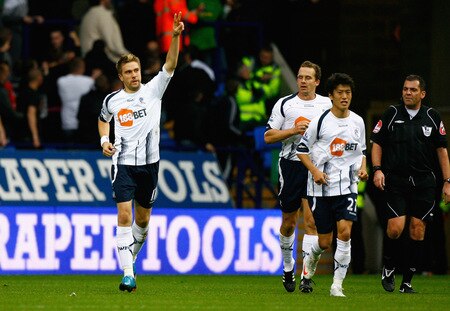 BOLTON, ENGLAND - OCTOBER 25:  Ivan Klasnic of Bolton Wanderers celebrates after scoring during the Barclays Premier League match between Bolton Wanderers and Everton at Reebok Stadium on October 25, 2009 in Bolton, England.  <br /><br /><span class="help">(Photo by Jeff J Mitchell/Getty Images)</span>