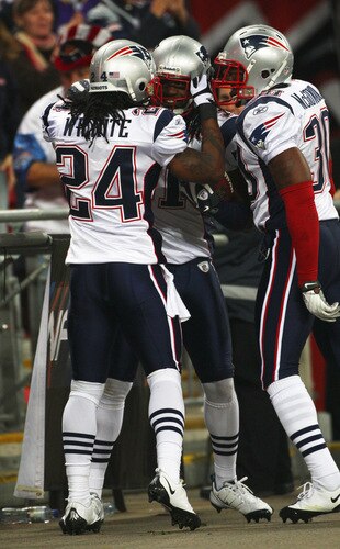 LONDON, ENGLAND - OCTOBER 25:  Brandon Meriweather (#31) of the New England Patriotscelebrates scoring a touchdown with teamatesduring the NFL International Series match between New England Patriots and Tampa Bay Buccaneers at Wembley Stadium on October 25, 2009 in London, England. This is the third occasion where a regular season NFL match has been played in London.  <br /><br /><span class="help">(Photo by Tom Shaw/Getty Images)</span>