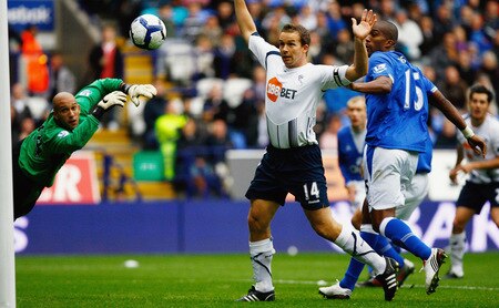 BOLTON, ENGLAND - OCTOBER 25:  KevinDavies of Bolton Wanderers is closed down by Tim Howard and Sylvain Distin of Everton during the Barclays Premier League match between Bolton Wanderers and Everton at Reebok Stadium on October 25, 2009 in Bolton, England.  <br /><br /><span class="help">(Photo by Jeff J Mitchell/Getty Images)</span>