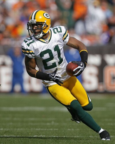 CLEVELAND, OH - OCTOBER 25:  Charles Woodson #21 of the Green Bay Packers returns an interception against the Cleveland Browns at Cleveland Browns Stadium on October 25, 2009 in Cleveland, Ohio.  <br /><br /><span class="help">(Photo by Matt Sullivan/Getty Images)</span>
