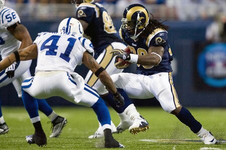 ST. LOUIS, MO - OCTOBER 25: Steven Jackson #39 of the St. Louis Rams rushes against the Indianapolis Colts at the Edward Jones Dome on October 25, 2009 in St. Louis, Missouri.  <br /><br /><span class="help">(Photo by Dilip Vishwanat/Getty Images)</span>