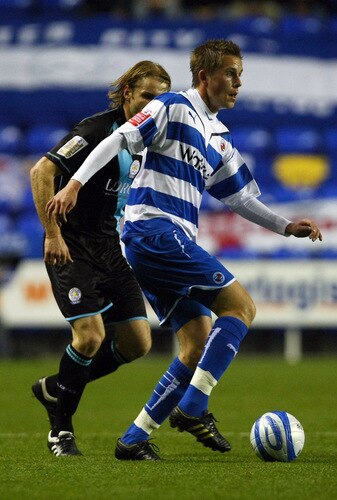 READING, ENGLAND - OCTOBER 26:  Gylfi Sigurdsson of Reading is challenged by Robbie Neilson of Leicester City during the Coca-Cola Championship match between Reading and Leicester City on October 26, 2009 in Reading, England.  <br /><br /><span class="help">(Photo by Clive Rose/Getty Images)</span>