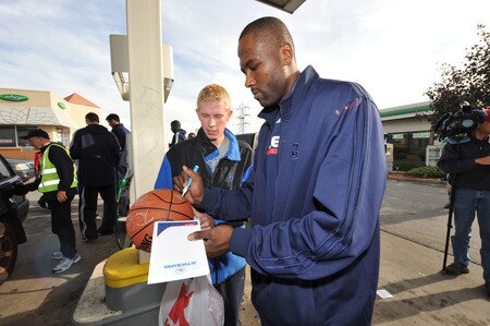 PHILADELPHIA - OCTOBER 26: Elton Brand of the Philadelphia 76ers signs autographs during a Paint the Town event on October 26, 2009 at the BP gas station in Philadelphia, Pennsylvania.  <br /><br /><span class="help">(Photo by Jesse D. Garrabrant/NBAE via Getty Images)</span>